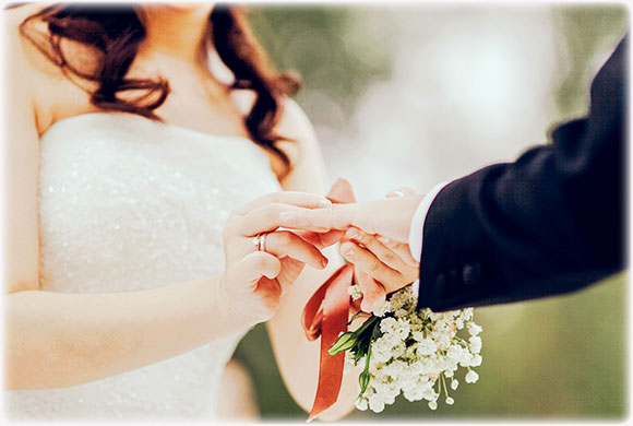 結婚式で指輪交換をするカップル