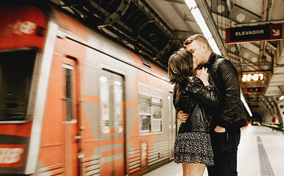 駅のホームでキスをするカップル