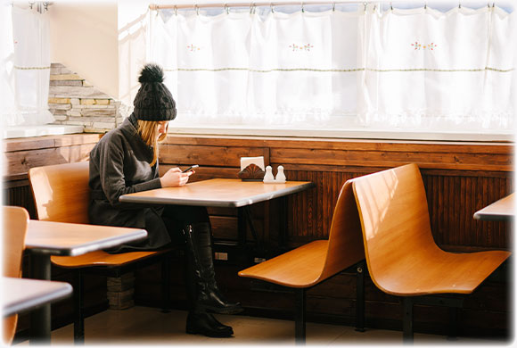 カフェでスマホを眺める女性